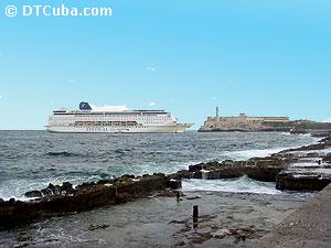 Entrada de un crucero a la Bahía de la Habana