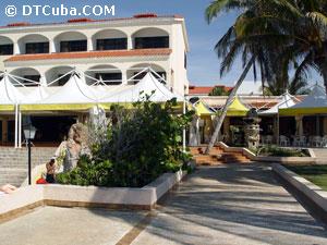 Façade, Cuatro Palmas Hotel