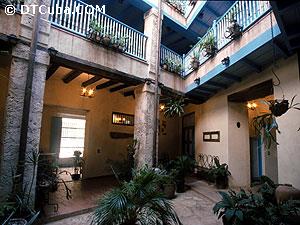 El Comendador Hotel. Interior patio