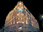 Hotel Plaza. Fachada, vista nocturna.