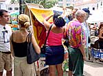 Compradores en una feria de artesanias